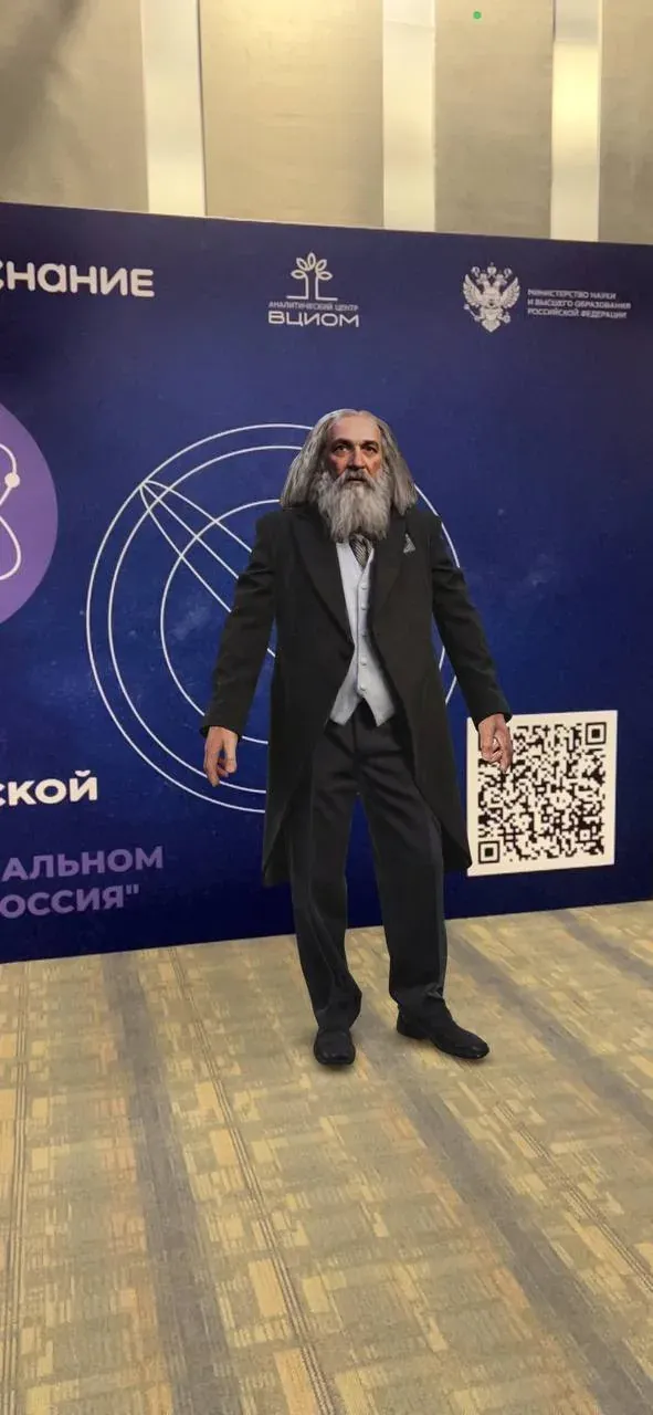 Снимок экрана телефона: 3D-Менделеев стоит на полу перед баннером фотозоны